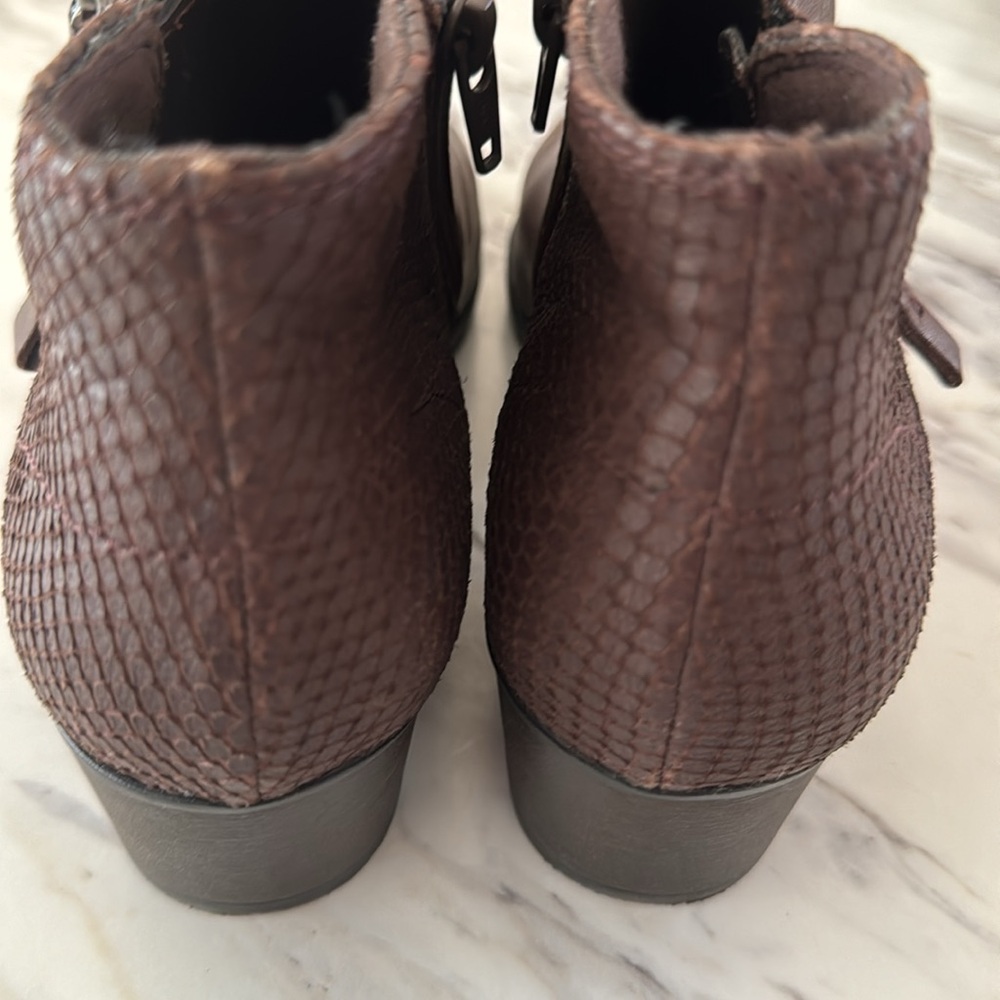 CLARKS Collection Women’s Brown Booties Ankle‎ Boots 1.5” Heel Size 8 M Shoes - Picture 4 of 7